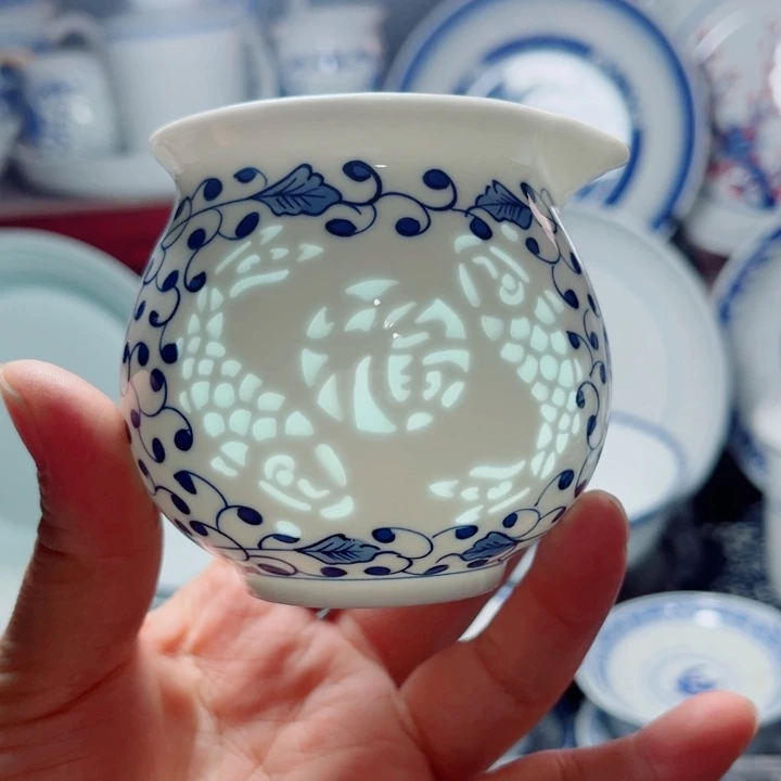 青花玲珑双鱼福字雕刻公道杯