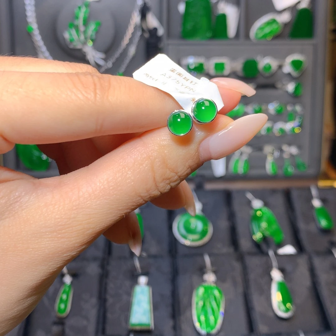 18K金镶嵌翡翠耳饰蛋面