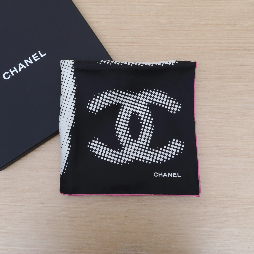 99新 Chanel/香奈儿 【念念】Chanel 90*90 丝巾 图案 桑蚕丝