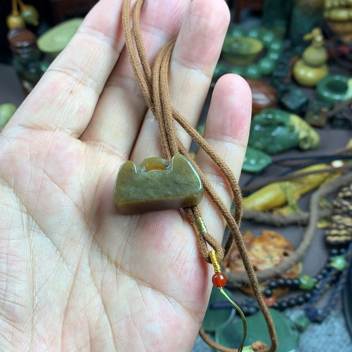 吊坠(赠链)未镶嵌岫岩河磨玉（透闪石质玉）丁