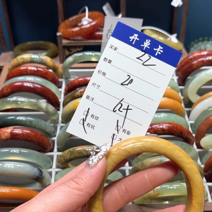 蛇纹石玉手镯未镶嵌青*瓷