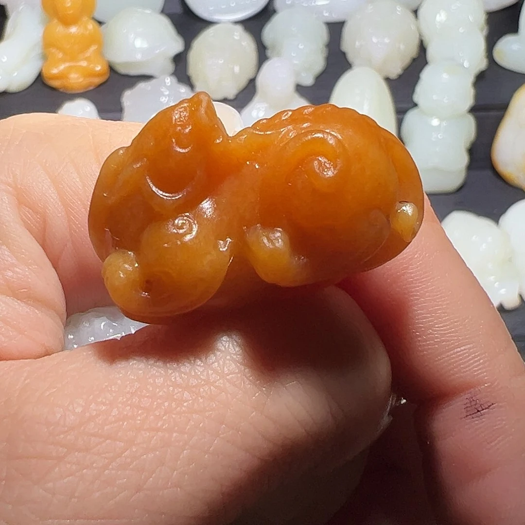 颈饰未镶嵌和田玉戈**山