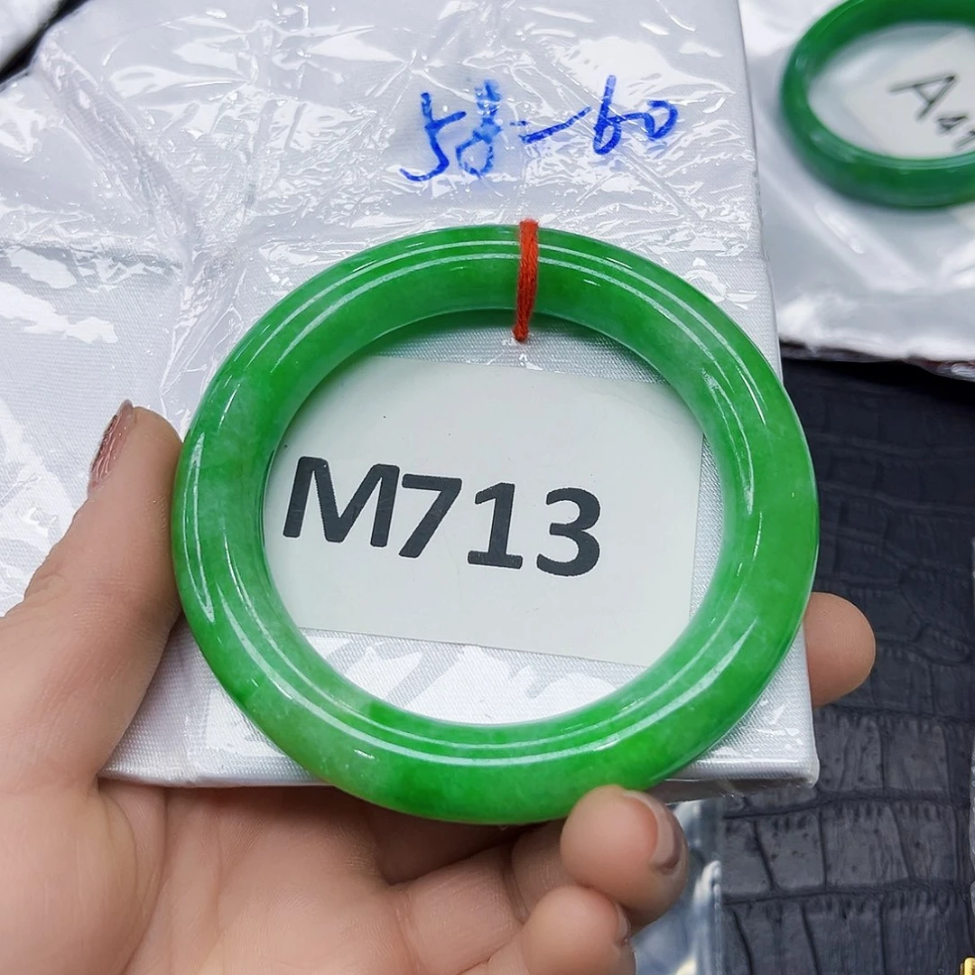 翡翠手镯未镶嵌手镯