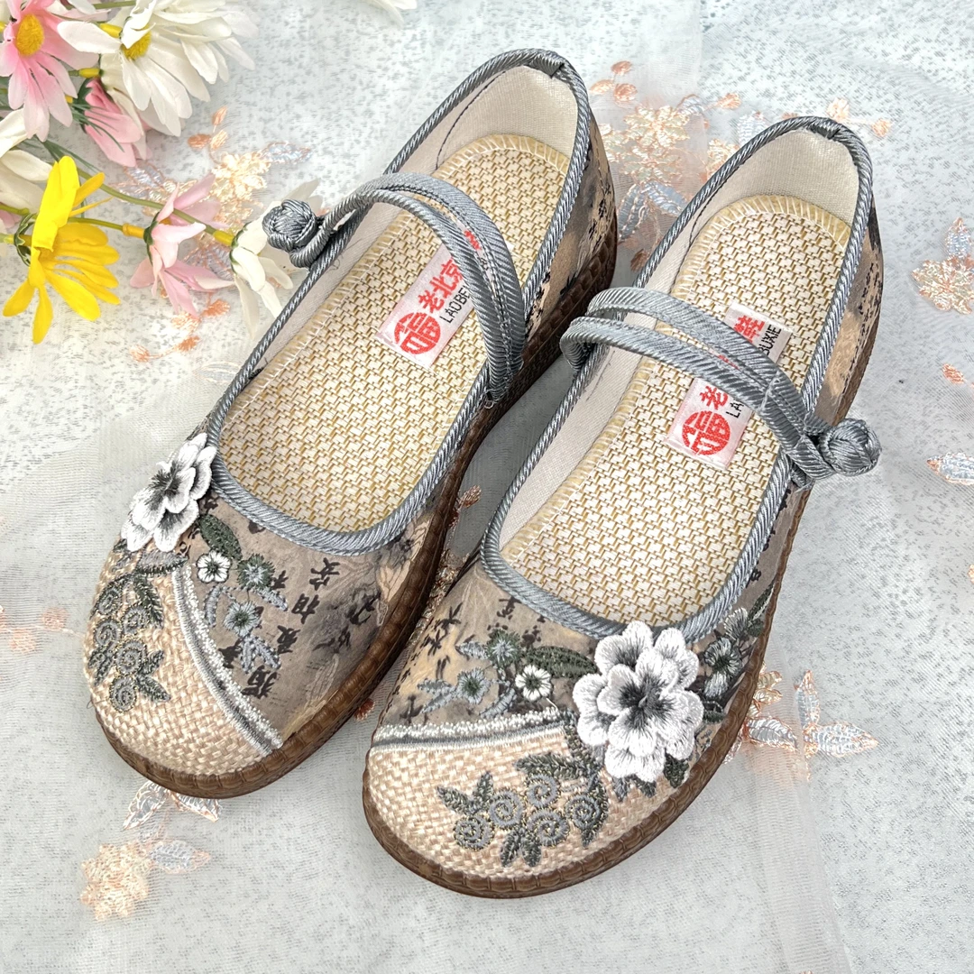 老北京布鞋新款复古民族透气妈妈汉服浅口绣花鞋软底一脚蹬单鞋女