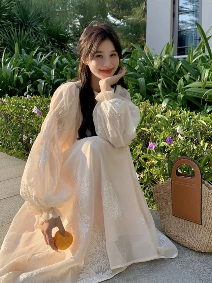 法式V领泡泡袖春秋宽松显瘦气质仙女重工刺绣飘逸连衣裙