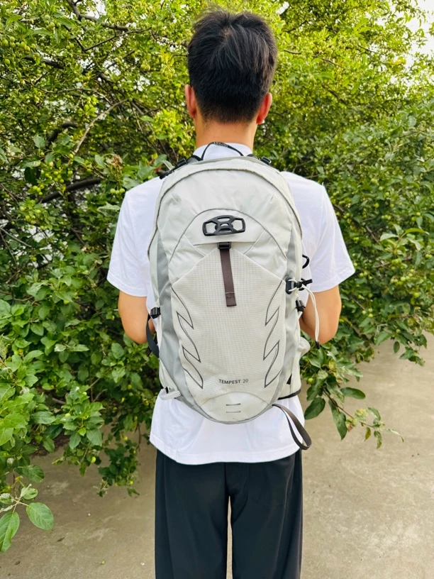 暴风20升 户外运动登山徒步骑行防水简约轻便百搭减负双背包