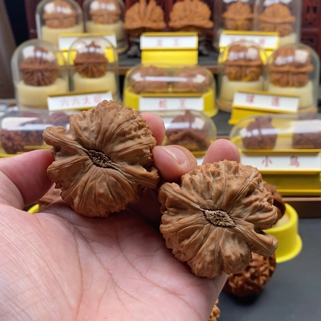 冰***.文玩核桃吊坠白狮子，尺寸45