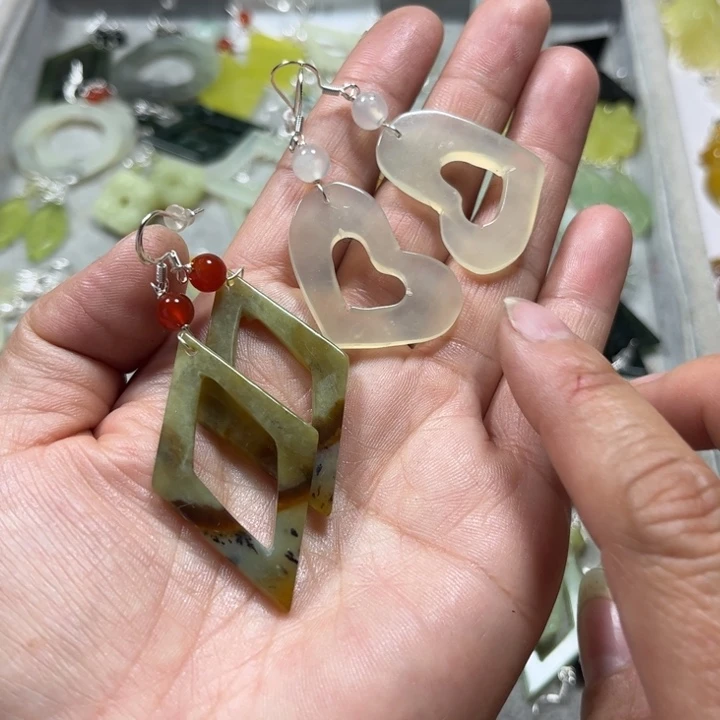 蛇纹石玉合金耳饰