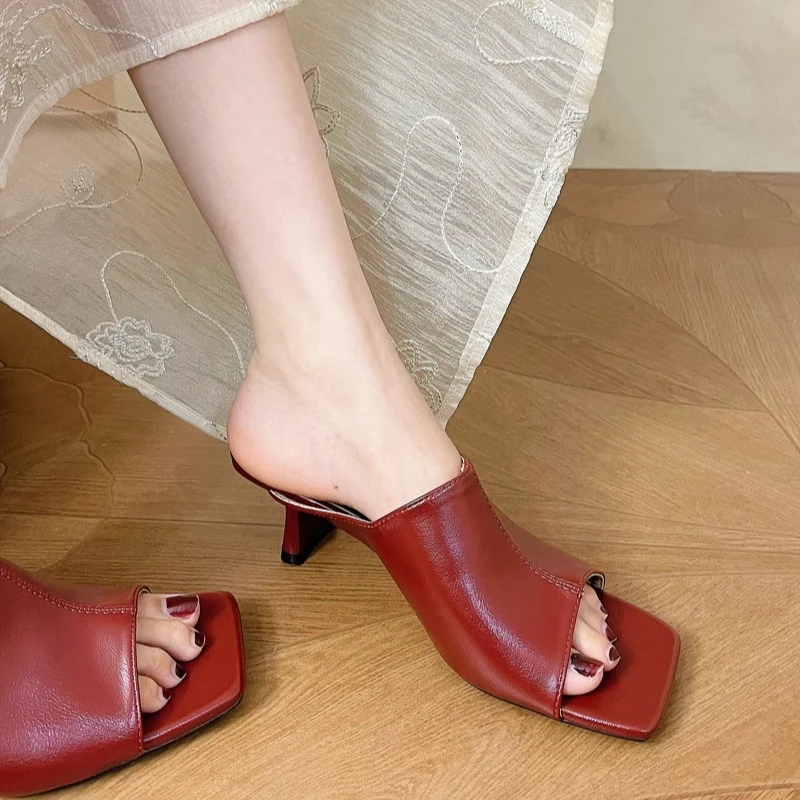 美猫汇真皮底法式高级感方头露趾一字凉拖鞋女外穿时髦简约粗高跟