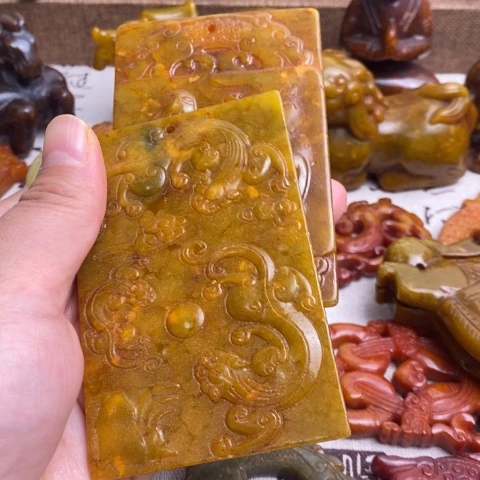 刘***雷蛇纹石玉未镶嵌颈饰