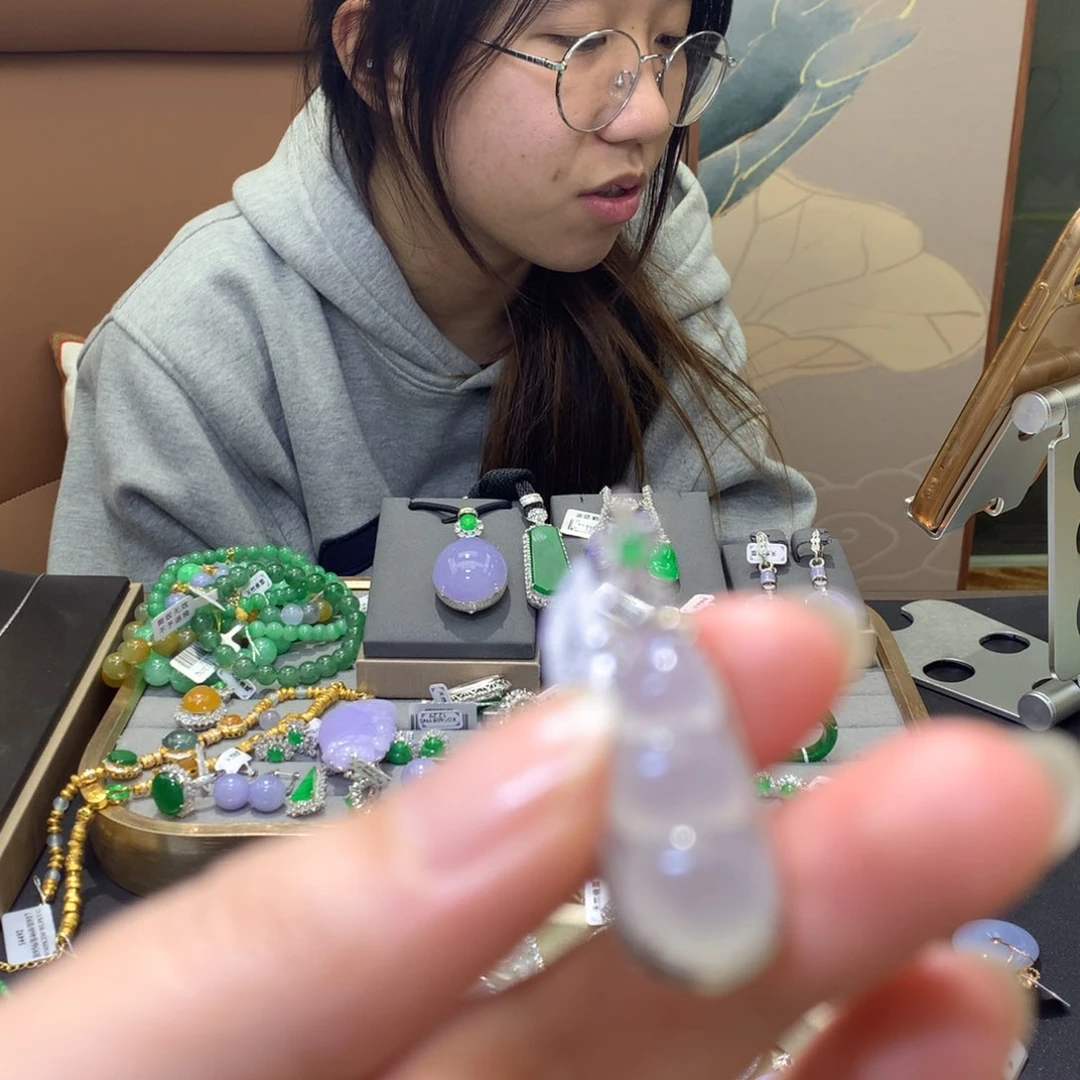 颈饰18K金镶嵌翡翠