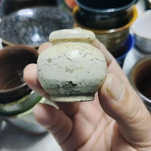 瓷片瓷片，各种摆件，均有瑕疵。沙锅！