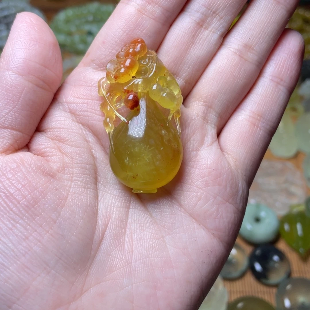 在***方未镶嵌蛇纹石玉吊坠