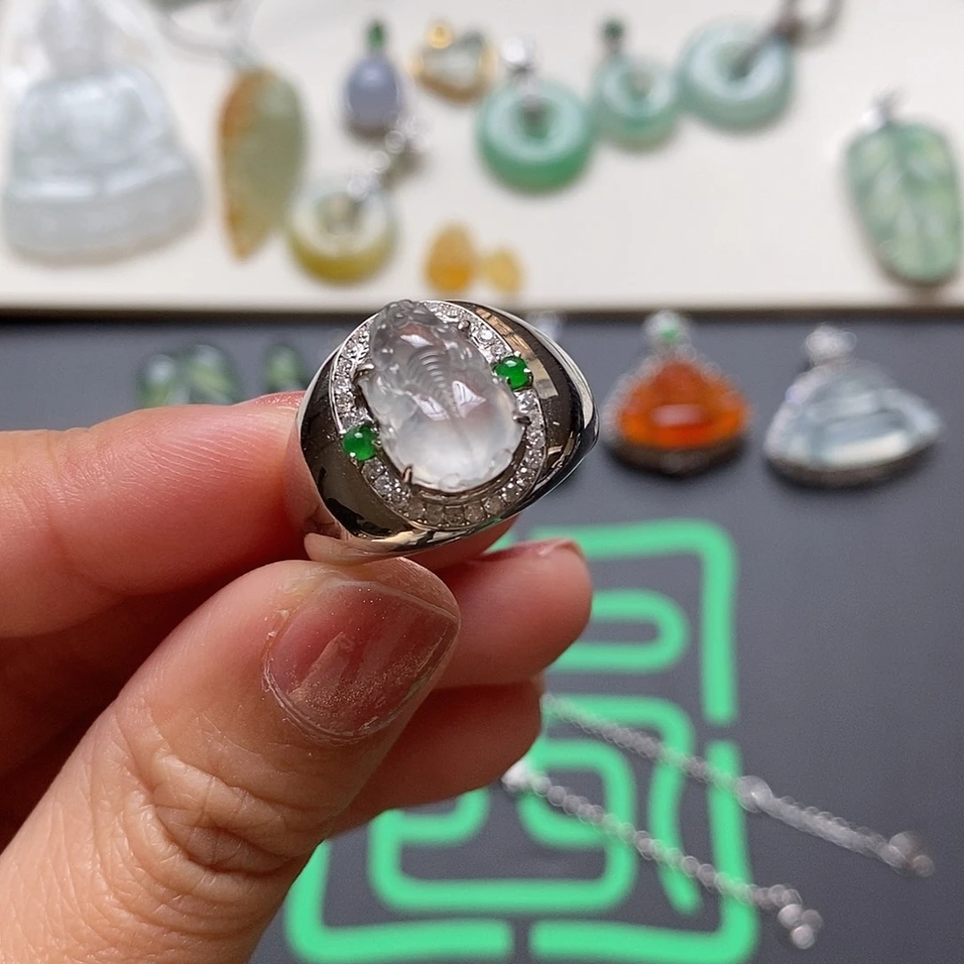 翡翠颈饰18K金镶嵌貔貅戒指