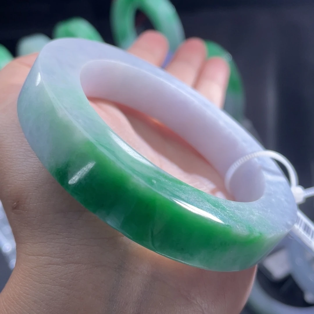 未镶嵌辣绿定制翡翠