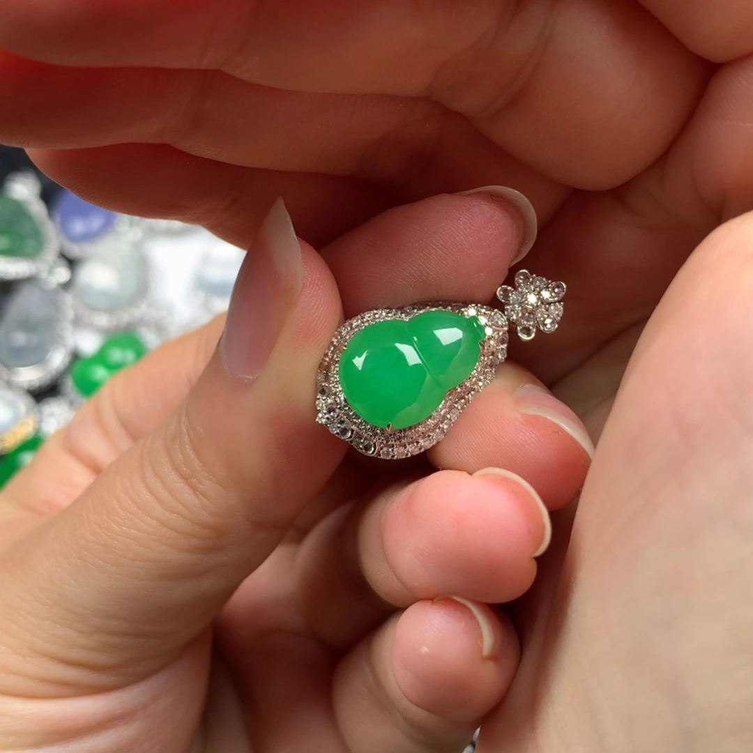 颈饰18K金镶嵌翡翠甜绿葫芦