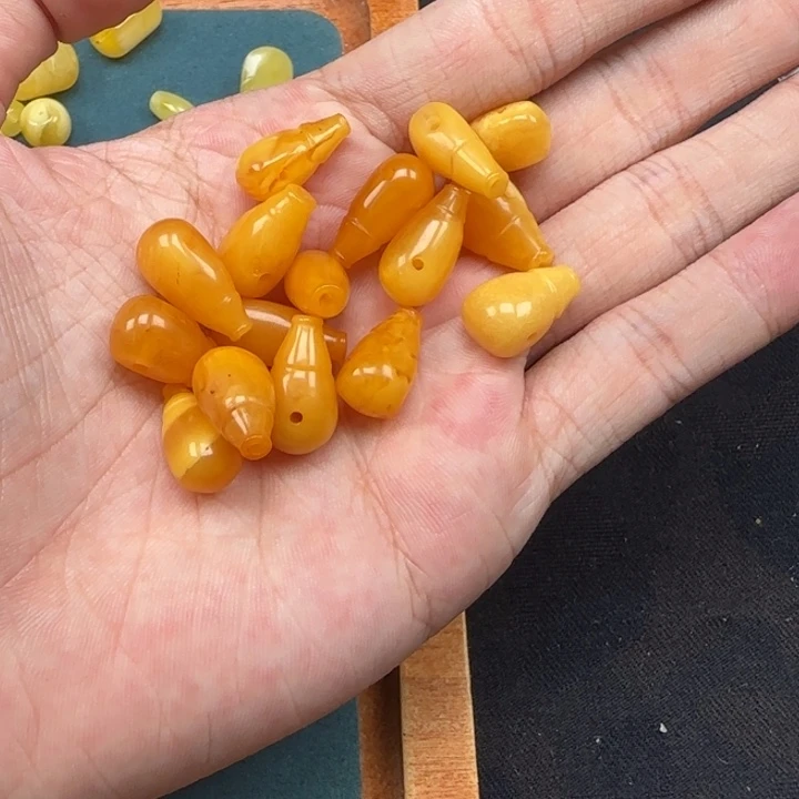 未镶嵌琥珀裸石天然鸡油黄三通多样性发一