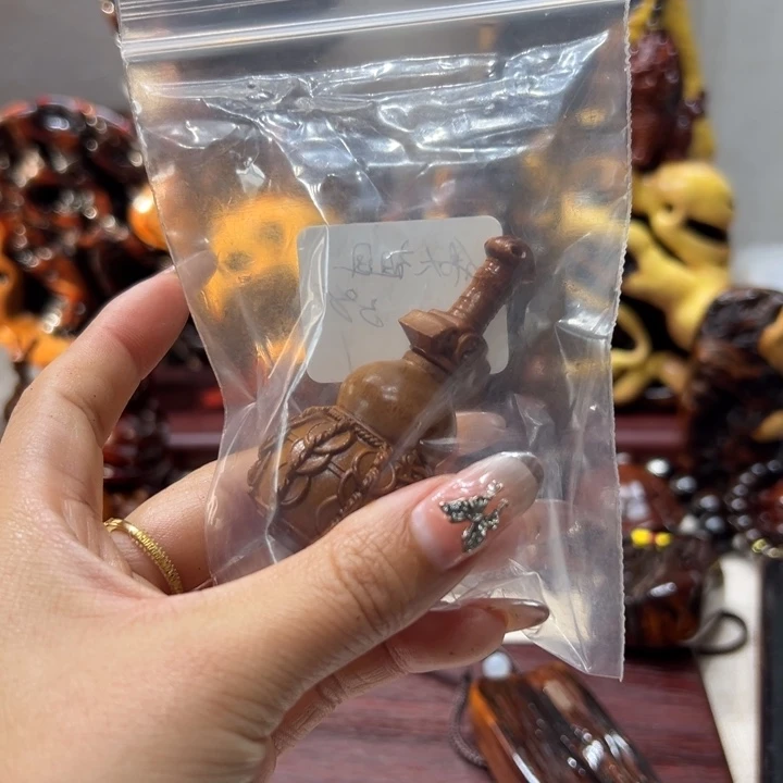 伟***画枣木头戴花冠筒杯内