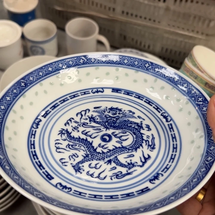 青花玲珑8寸的盘子