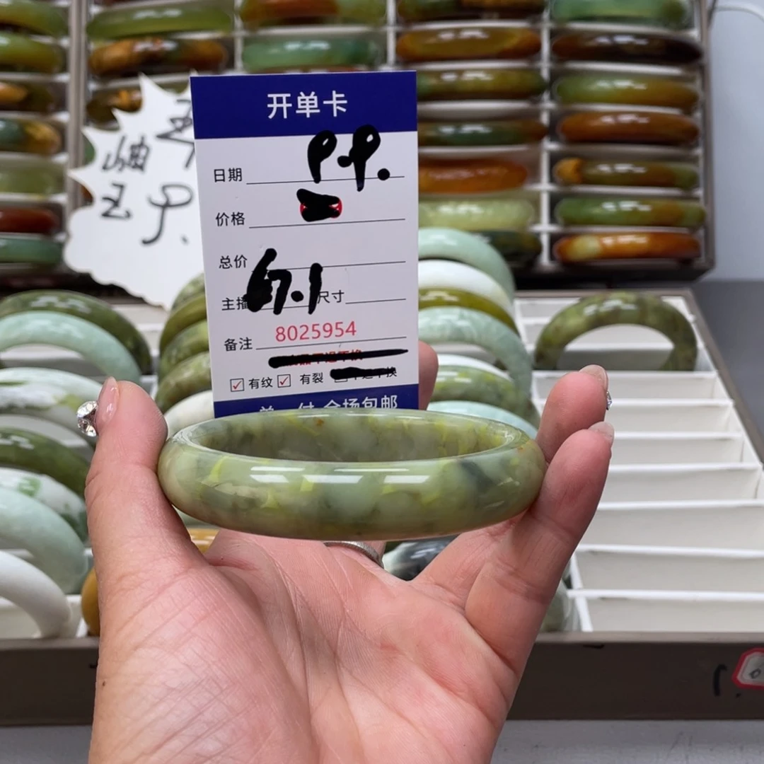 蛇纹石玉手镯未镶嵌市****室