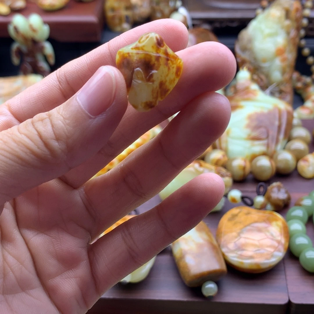 颈饰未镶嵌岫岩河磨玉（透闪石质玉）天*