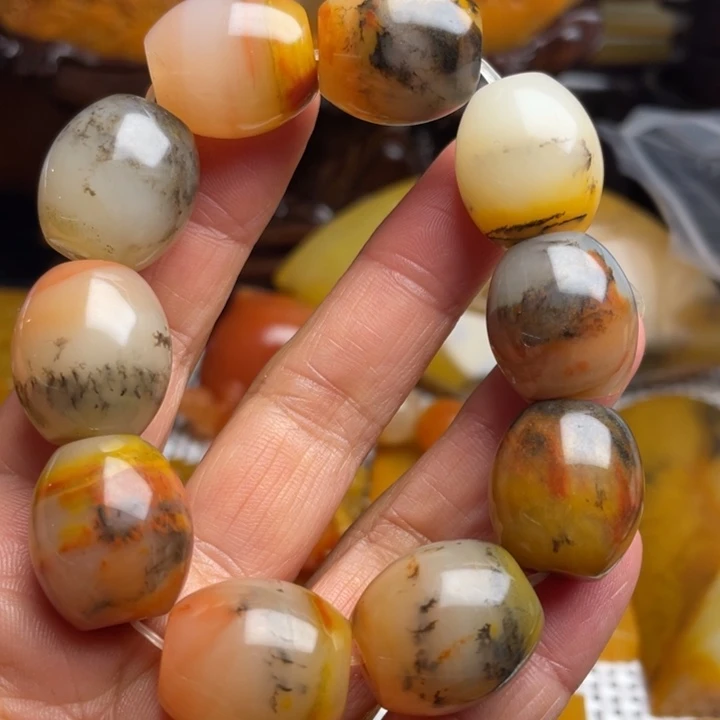 未镶嵌石英质玉（黄龙玉）颈饰