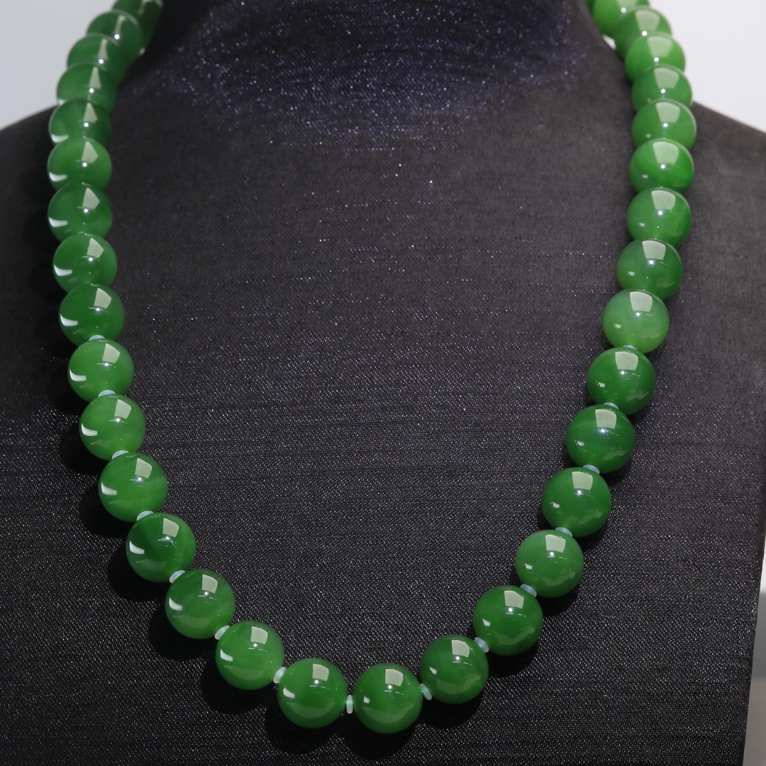 50和田玉俄七老矿菠菜绿项链/100253保利厦门拍卖