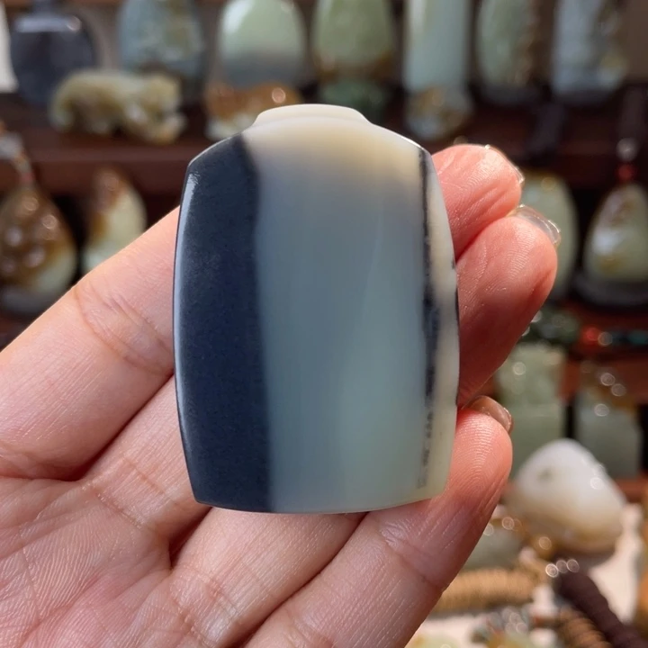 C***y和田玉未镶嵌颈饰