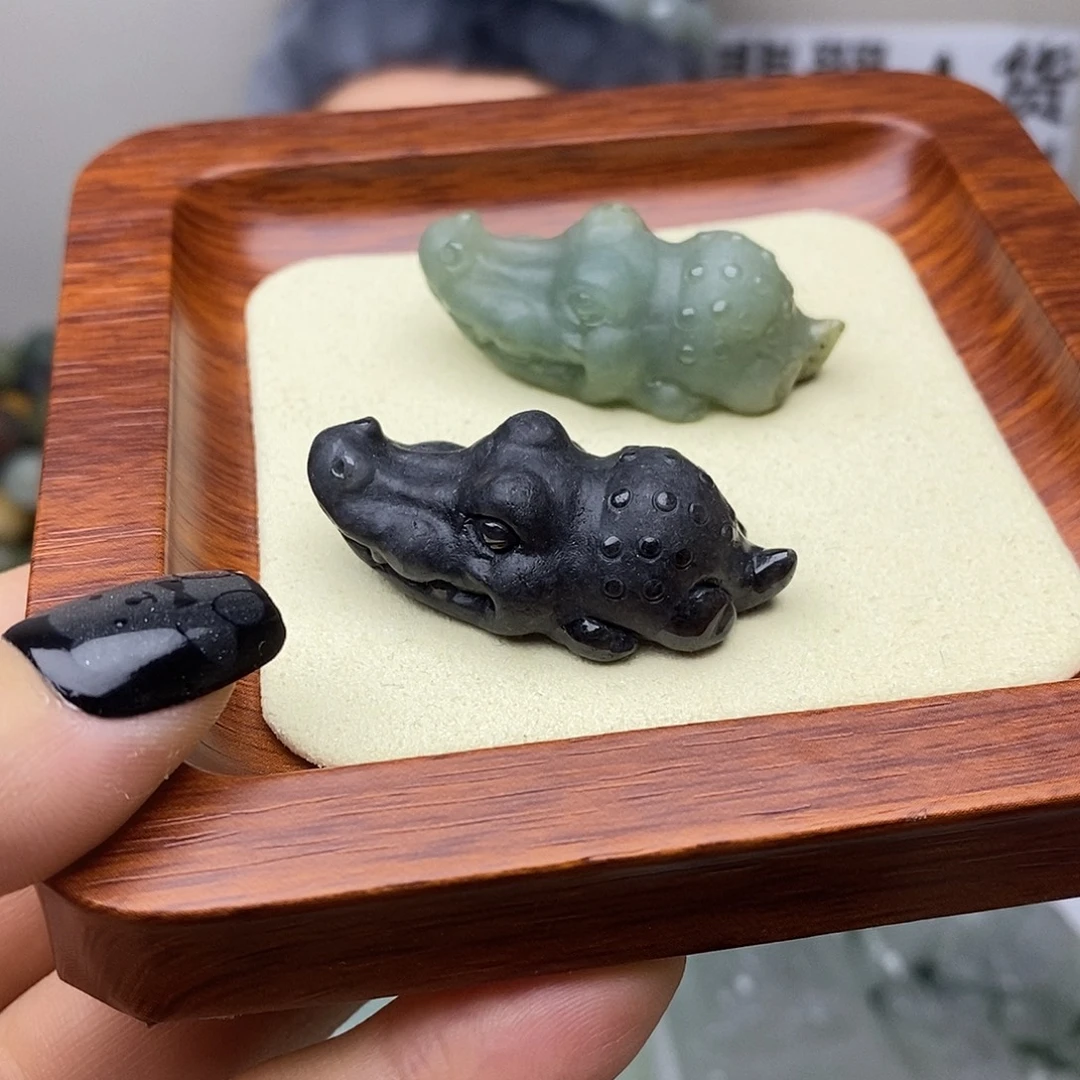翡翠未镶嵌颈饰鳄鱼一对