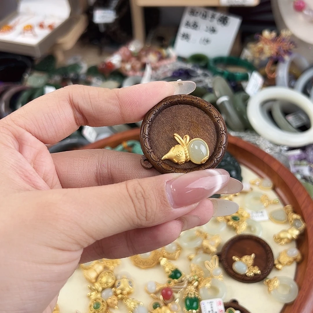 颈饰银S925镀金镶嵌和田玉三**光