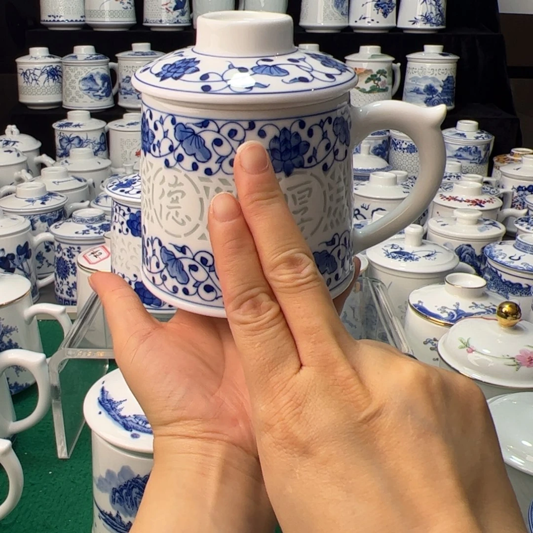 摆件景德镇手绘缠枝莲厚德载物办公杯