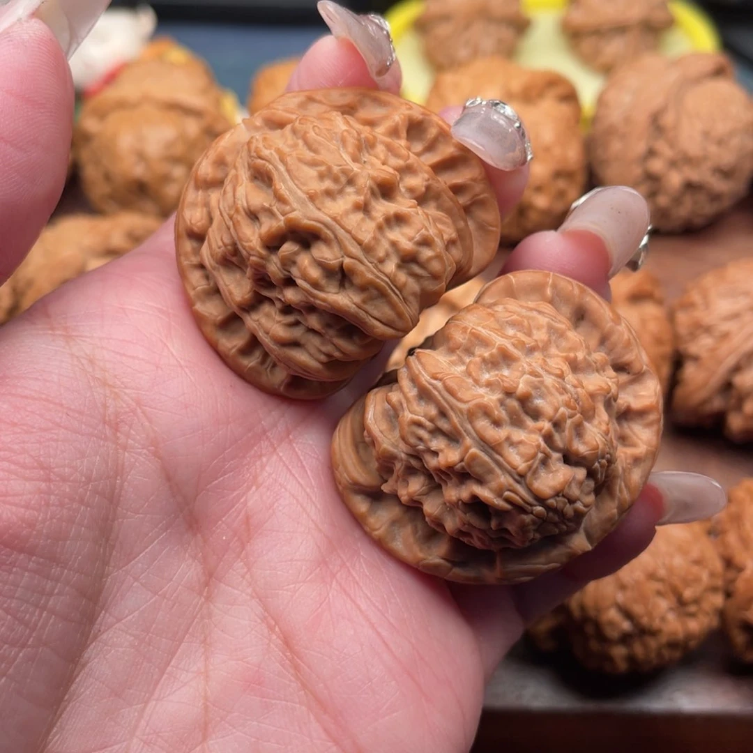 文玩核桃把件全品，红皮白狮子39，卡姿兰底