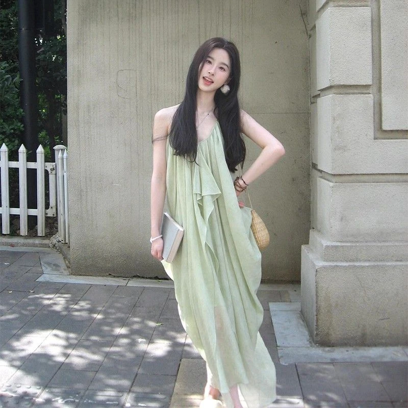 海边露背挂脖吊带连衣裙女氛围感度假风绿色长裙无袖宽松大摆裙子