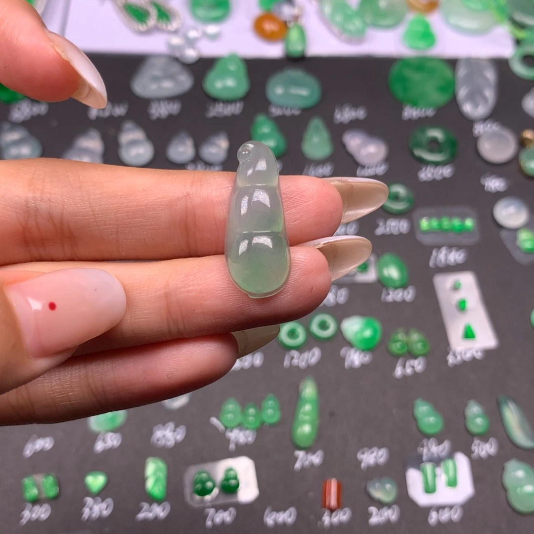 翡翠未镶嵌颈饰豆子