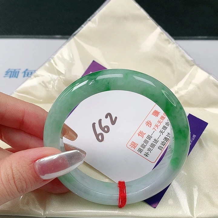 翡翠手镯未镶嵌翡翠手镯