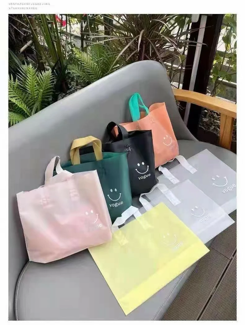 定制logo高档加厚磨砂笑脸塑料高级礼品衣物包装手提袋女童服装店