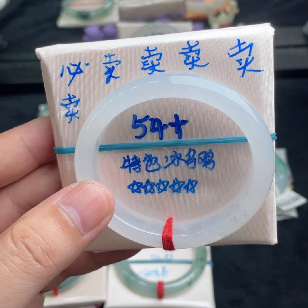 翡翠手镯未镶嵌翡翠手镯