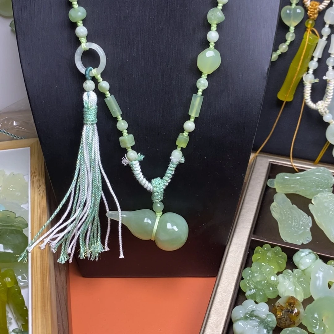 蛇纹石玉未镶嵌吊坠