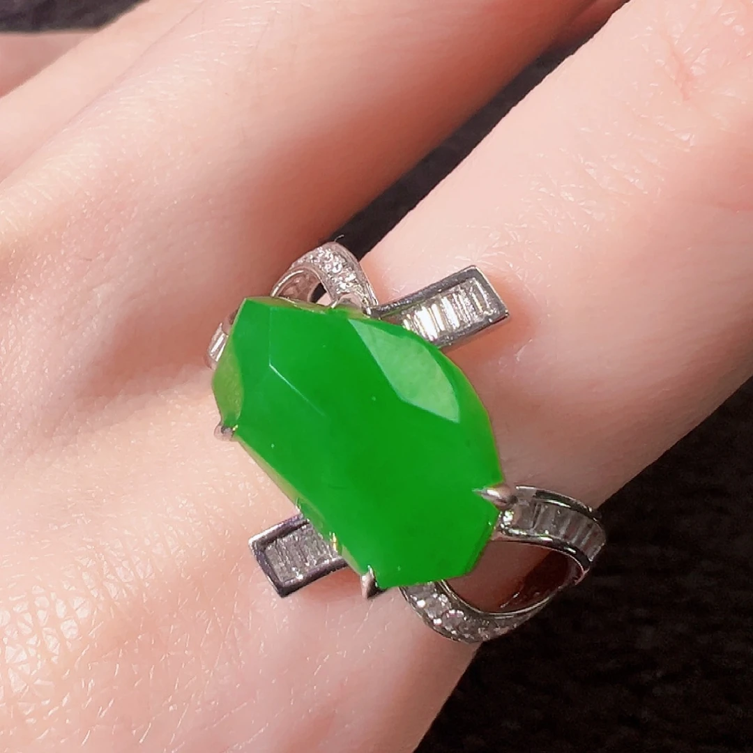 翡翠18K金镶嵌戒指签收后24小时鉴赏期，过时不退