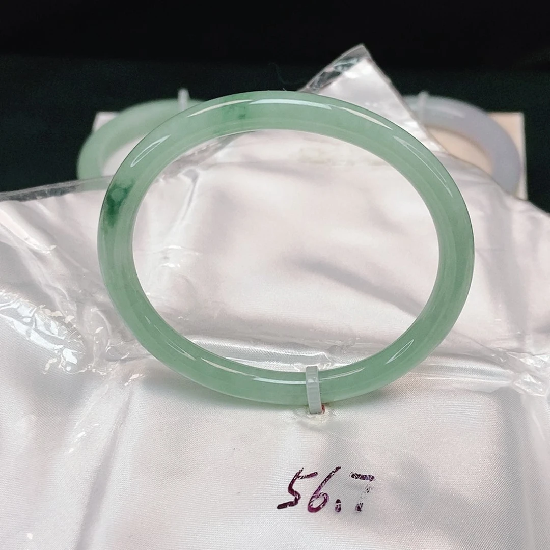 翡翠手镯未镶嵌贵妃