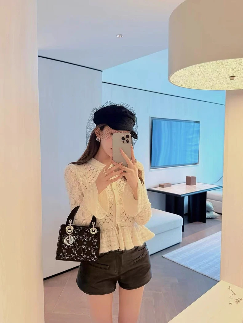 法式时尚设计感气质修身针织上衣女早秋新款高腰显瘦皮裤短裤套装