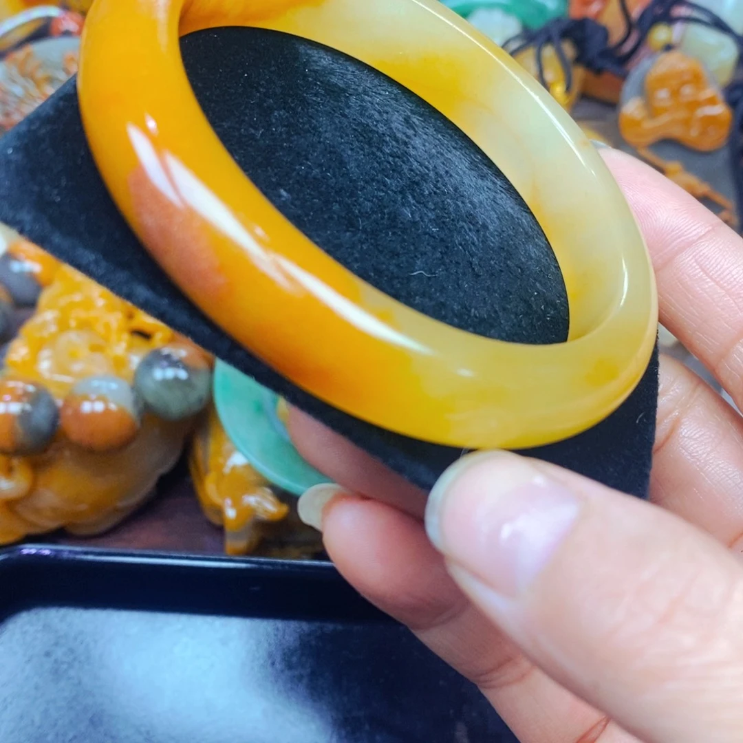 未镶嵌石英质玉（黄龙玉）颈饰