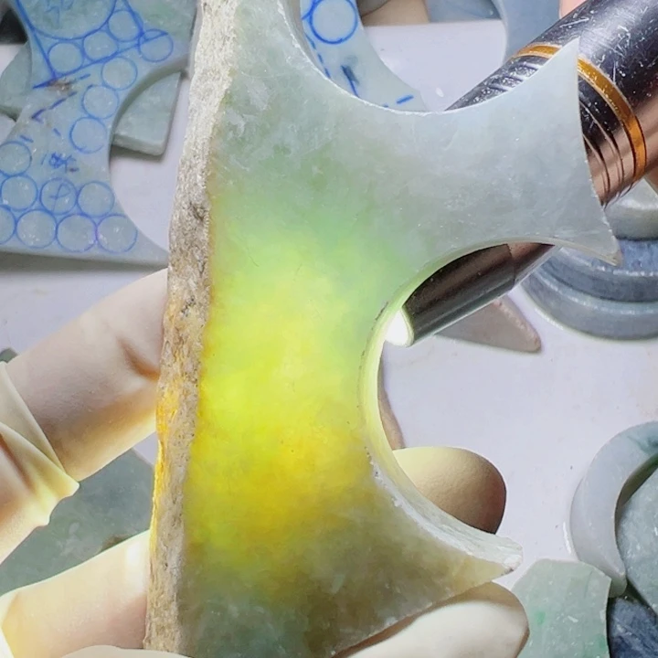 翡翠颈饰未镶嵌翡翠片料