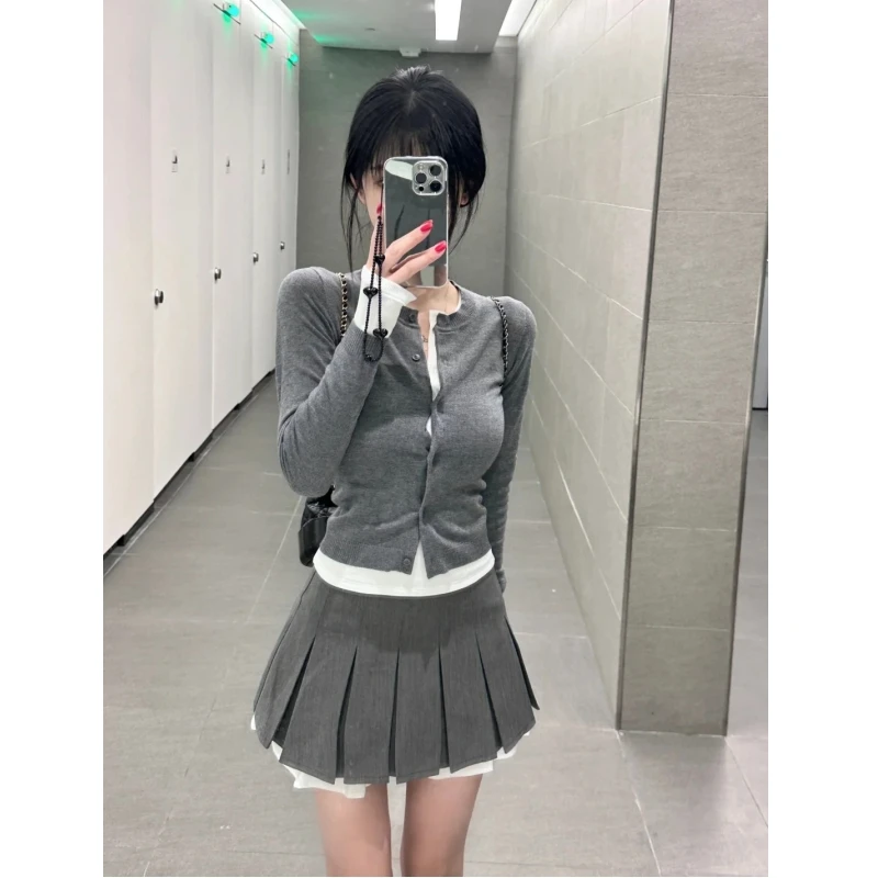 2024春季新款学院风穿搭白色内搭女灰色针织开衫设计感百褶包臀裙