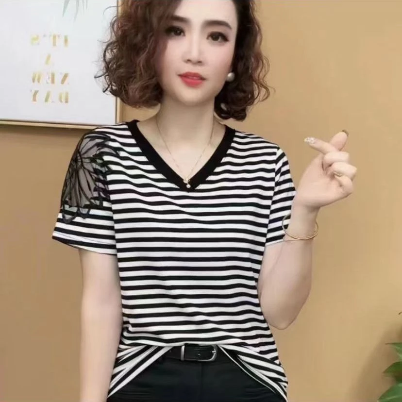 2025夏季新款V领短袖T恤女大码宽松小衫中老年妈妈装洋气条纹上衣