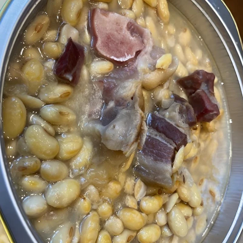 腊猪蹄炖黄豆米.