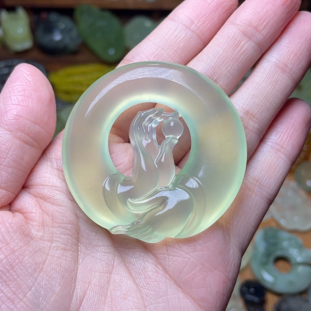 郑***师未镶嵌蛇纹石玉吊坠