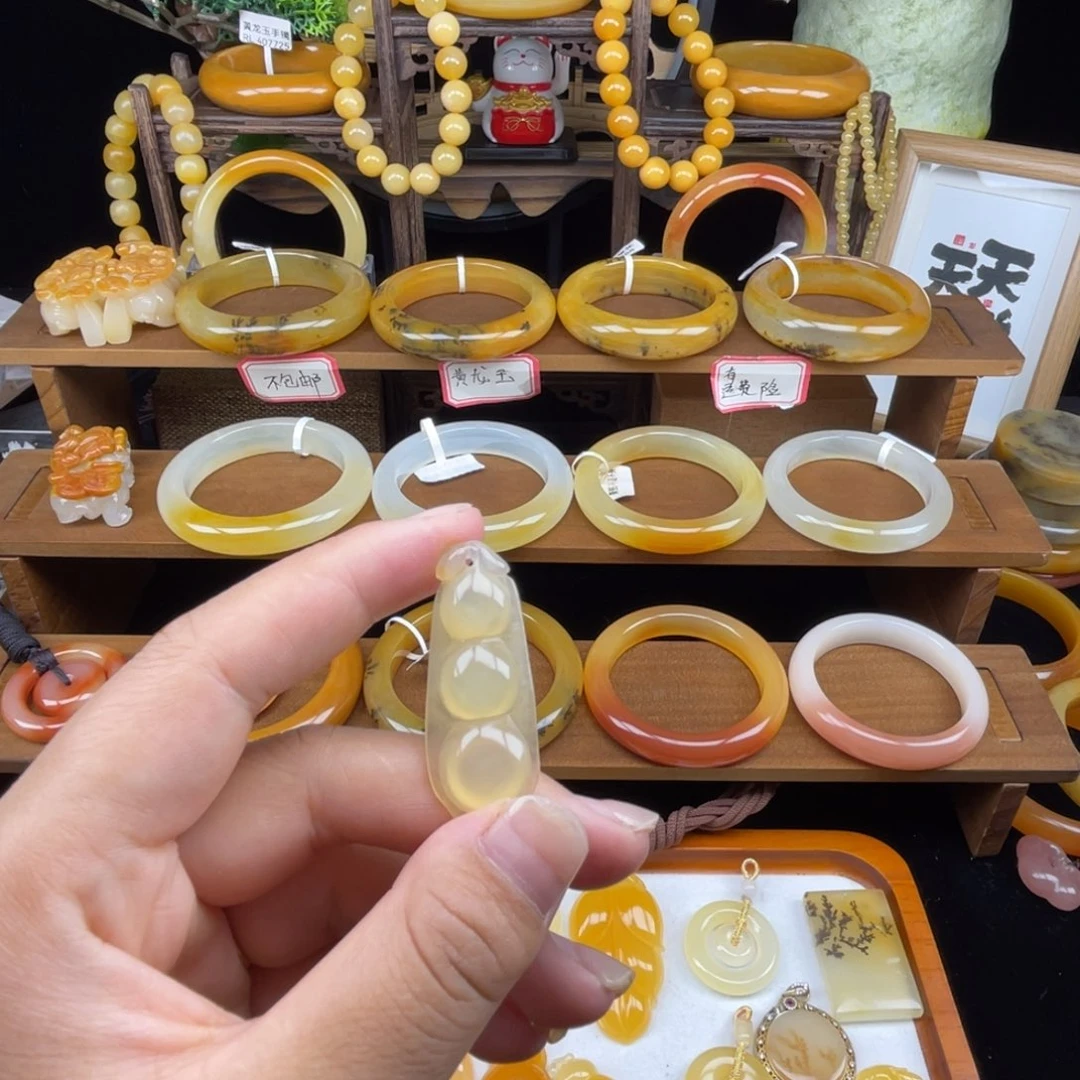 石英质玉（黄龙玉）未镶嵌颈饰