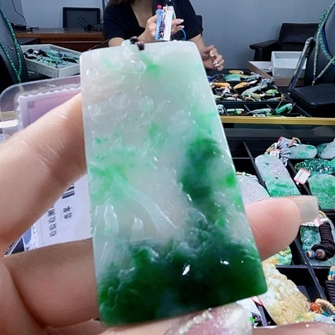 颈饰未镶嵌翡翠一个