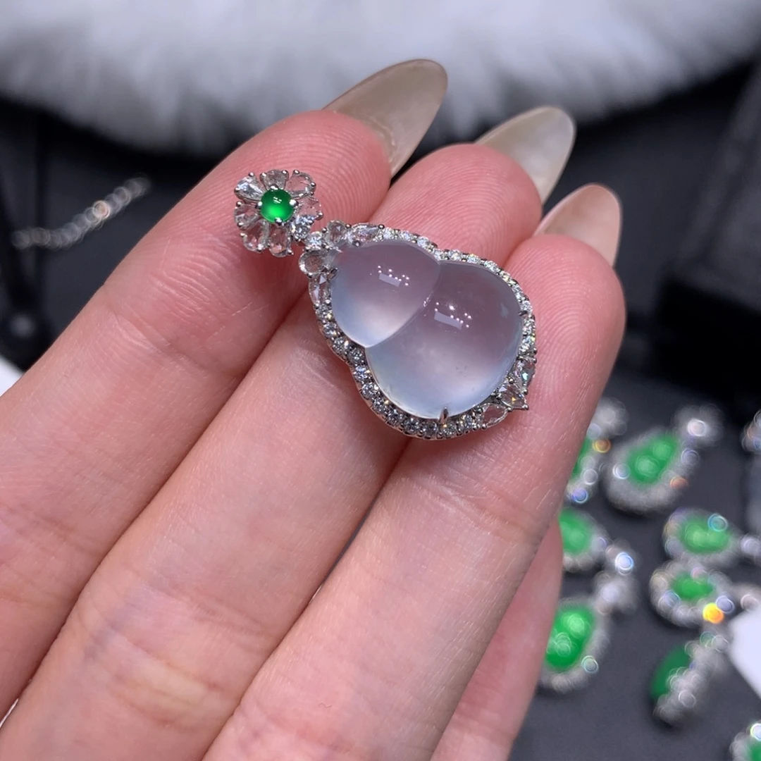 翡翠18K金镶嵌吊坠(赠链)高冰葫芦